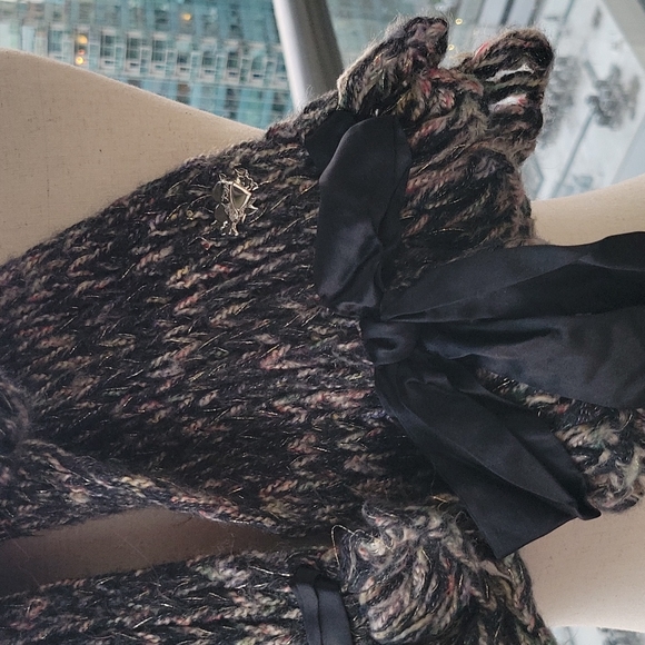 Gorgeous Knitted Betsey Johnson Scarf with Ribbon Details and Logo Brooch - Picture 4 of 7